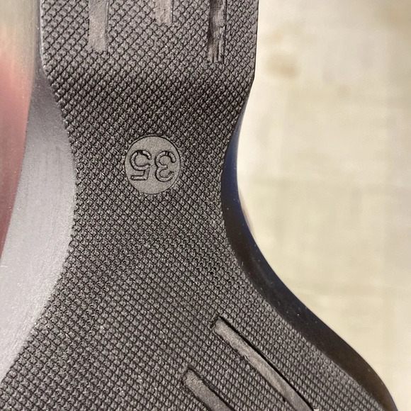 Classic and Elegant Two Tone Croc Print Women's Size 35 - Picture 8 of 8